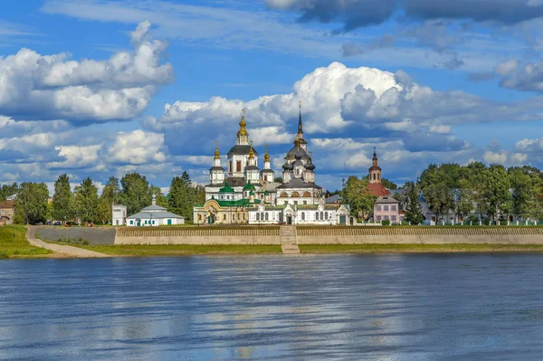 ロシアのスコーナ川からヴェリキー ウスティグの歴史的中心部の眺め — ストック写真