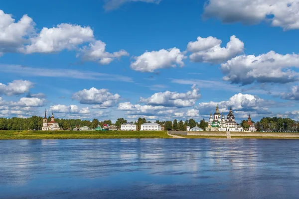 ロシアのスコーナ川からヴェリキー ウスティグの歴史的中心部の眺め — ストック写真