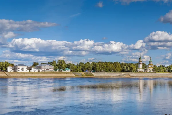 Widok Nabrzeże Rzeki Sukhona Kościoła Mikołaja Wielki Ustiug Rosja — Zdjęcie stockowe