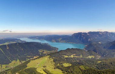 Avusturya 'nın Schafberg dağından Attersee gölü ile Alp dağının manzarası