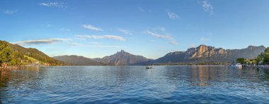 Panoramik Mondsee Gölü'nden Mondsee kasaba, Avusturya