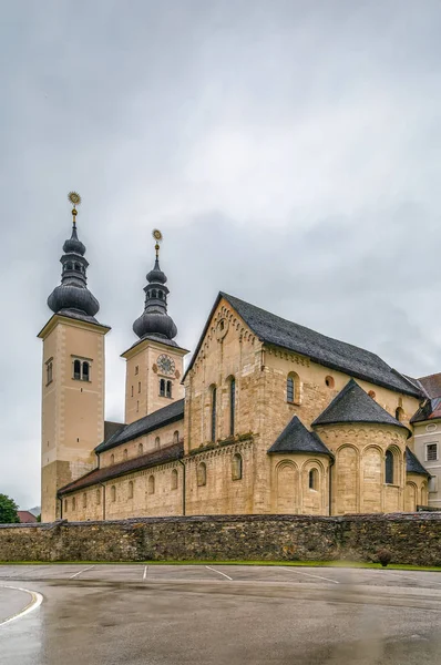 古尔克大教堂 Gurk Cathedral 是位于奥地利卡林西亚州古尔克市的一座罗马式柱教堂 它是奥地利最重要的罗马式建筑之一 — 图库照片