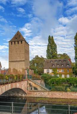 Ortaçağ görünümünü köprü Ponts Couverts Strazburg, Fransa