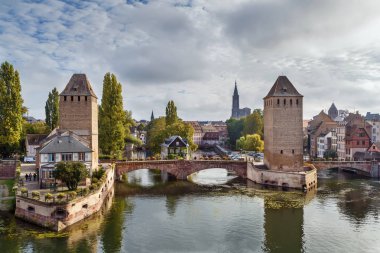 Ortaçağ köprü Ponts Couverts baraj Vauban Strazburg, Fransa dan Panoraması