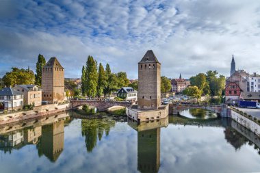 Ortaçağ köprü Ponts Couverts baraj Vauban Strazburg, Fransa dan Panoraması