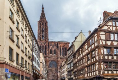 Strazburg Katedrali, Fransa 'nın başkenti Alsace' de yer alan bir katedraldir..