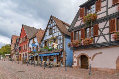 Kaysersberg, Alsace, Fransa 'da tarihi yarı keresteli evleri olan bir cadde.