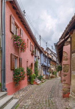 Eguisheim, Alsace, Fransa 'daki Picturesque tarihi caddesi
