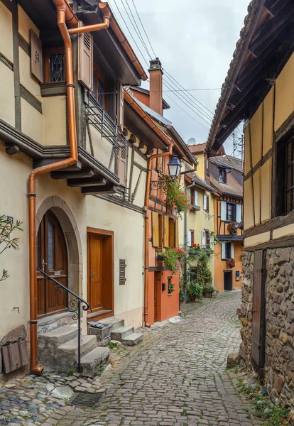 法国阿尔萨斯Eguisheim风景如画的历史街道 — 图库照片