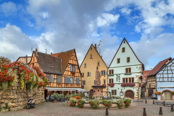 Place Principale Avec Fontaine Avec Statue Pape Léon Eguisheim Alsace — Photo