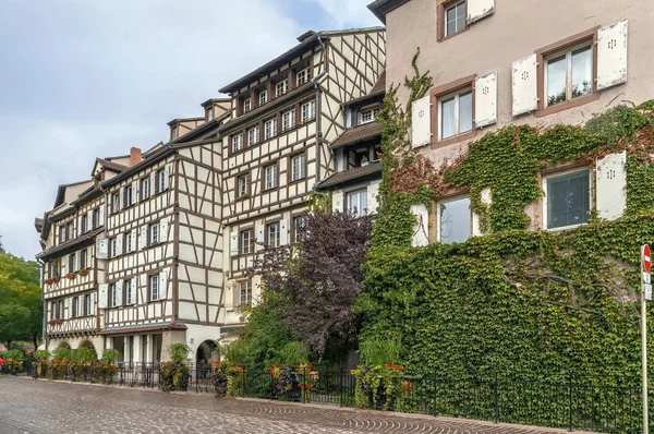 Улица Историческими Домами Colmar Эльзас Франция — стоковое фото