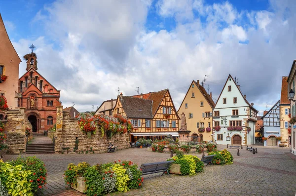 Eguisheim 알자스 프랑스에서의 동상과 분수와 — 스톡 사진