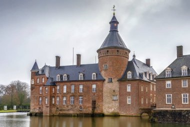 Anholt Şatosu, Almanya 'nın Munsterland kentindeki en büyük su kalelerinden biridir.