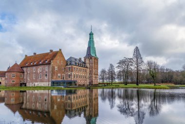 Su kalesi Raesfeld, Muensterland, Kuzey Ren-Vestfalya, Almanya. Göl ile görüntüle