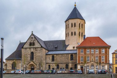 St. Ulrich Kilise Katedral Meydanı katedralin Paderborn, Almanya'nın karşısında yer alır