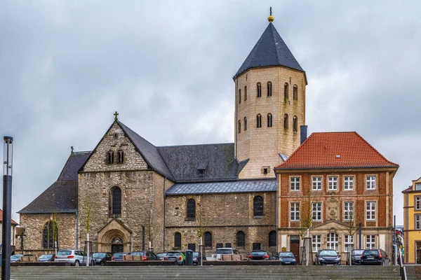 圣瑞克教堂位于德国帕德博恩大教堂对面的大教堂广场上 — 图库照片