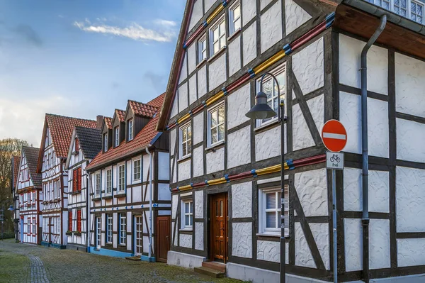 パーダーボルン市内中心部 ドイツの装飾的な木組みの家が付いている通り — ストック写真