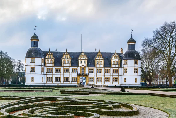 ノイハウス城 主教の王子の元住居 北ライン ヴェストファーレン州のかなり有名なルネサンスの城です Paderborn ドイツ — ストック写真
