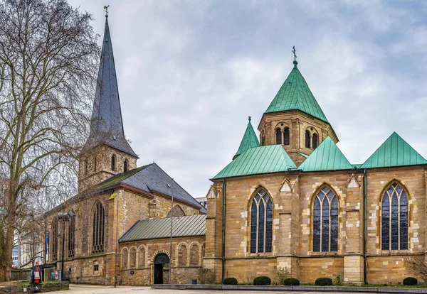 エッセン市内中心部 ドイツ エッセン大聖堂と聖ヨハン バプティスト教会 — ストック写真