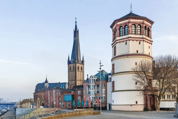 Blick Auf Die Düsseldorfer Altstadt Mit Altem Burgturm Und Lambertuskirche — Stockfoto