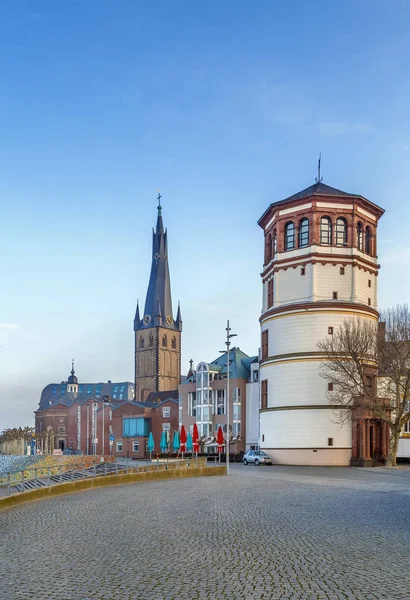 与旧城堡塔和圣 Lambertus 德国杜塞尔多夫历史中心的视图 — 图库照片