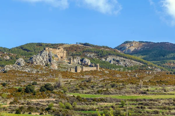 มมองของปราสาท Loarre จากเท าของเน นเขา อารากอน สเปน — ภาพถ่ายสต็อก