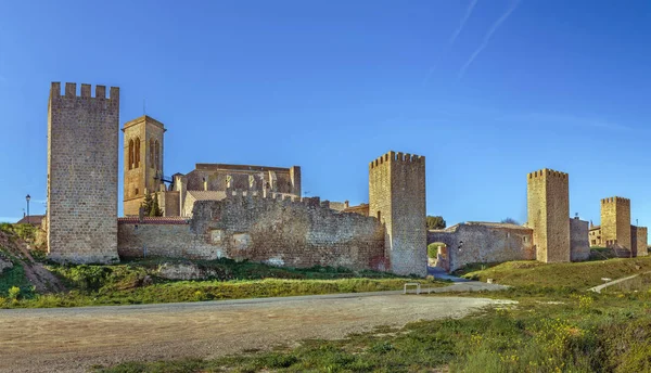 阿尔塔约那城堡 Cerco Artajona 是西班牙阿尔塔约那的一个中世纪城堡 — 图库照片