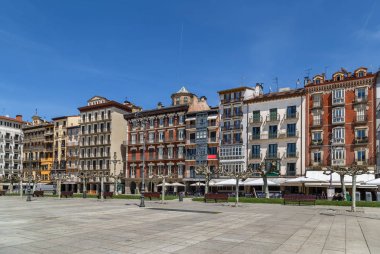 Şato Meydanı (Plaza del Castillo) Pamplona, Navarre, İspanya 'da ana meydandır.