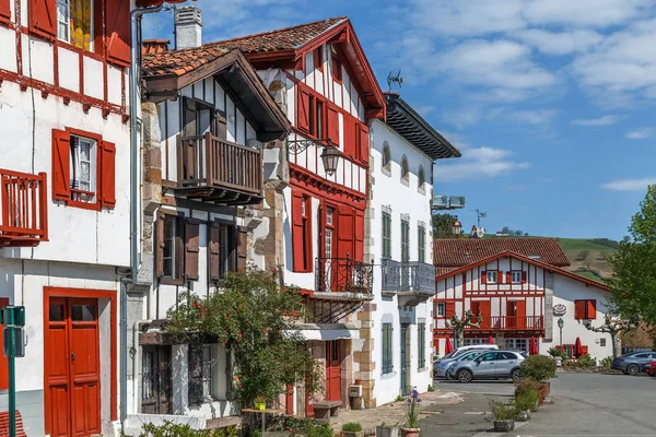 法国比利牛斯 亚特兰蒂斯Ainhoa有历史建筑的街道 — 图库照片