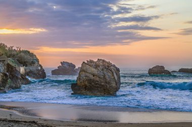 Bay of Biskay Biarritz'deki üzerinde kayalarda günbatımı, Fransa