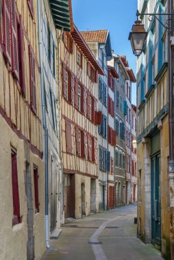 Bayonne şehir merkezinde tarihi evleri olan cadde, Fransa