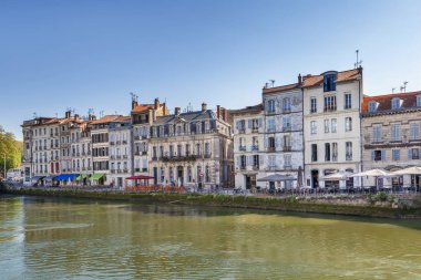 Bayonne, Fransa tarihi evleriyle Nive nehir dolgu