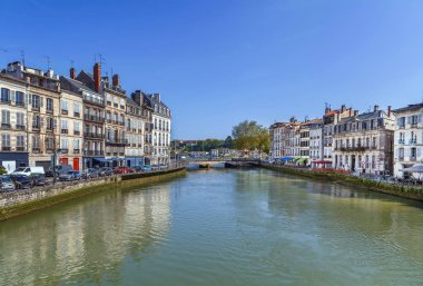 Bayonne, Fransa tarihi evleriyle Nive nehir dolgu