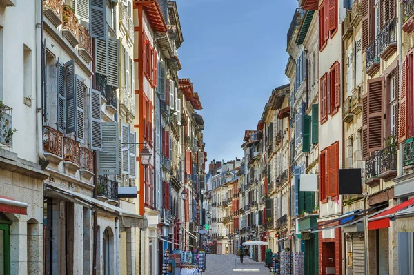 法国Bayonne市中心有历史建筑的街道 — 图库照片