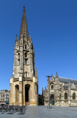 St. Michael Bazilikası, Bordeaux, Fransa 'nın Bordeaux şehrinde 14. yüzyılın sonları ve 16. yüzyılın sonları arasında inşa edilmiş bir Flamboyant Gotik kilisesidir.