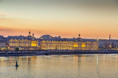 Günbatımı, Fransa Garonne Nehri'nin Bordeaux şehir merkezinin görünümü