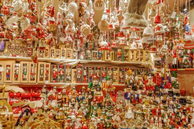Oyuncaklar ve akşam, Almanya Münih'te Noel piyasasında süslemeleri