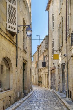 Perigueux şehir merkezinde dar bir sokak, Fransa