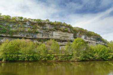 Roque Saint-Christophe bir Rock barınaklar River'da Vezere, Dordogne, Fransa ile büyük kaya oluşumdur