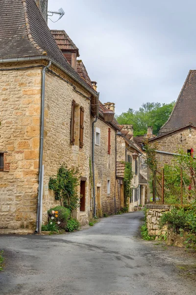 法国多尔顿省圣莱昂 韦泽尔的有历史建筑的街道 — 图库照片