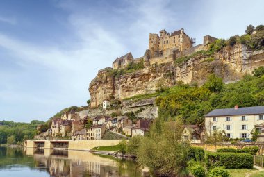 Beynac-et-Cazenac 'ın uçurumun tepesindeki şatosu, Dordogne Bölümü, Fransa