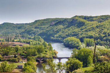 Beynac kale uçurumundan Dordogne nehrinin manzarası, Fransa