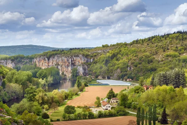 Saint-Cirq-Lapopie Köyü, çok Nehri ile Fransa manzara