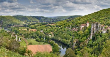 Panoramik manzara çok vadi Nehri ve Saint-Cirq-Lapopie Köyü, Fransa