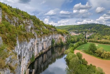 Lot Nehri, Fransa 'nın kayalık kıyıları