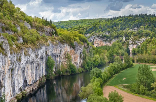 Lot Nehri, Fransa 'nın kayalık kıyıları