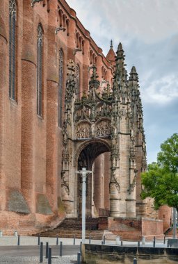 Katedral Basilica Aziz Cecilia, olarak da bilinen Albi Katedrali, Albi, Fransa'nın en önemli Katolik inşa ediyor. Ana portal