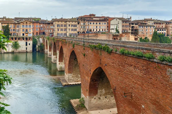 ヴューはまだで使用 アルビ フランス中世起源の橋 — ストック写真