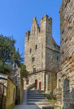  Cite de Carcassonne, Fransa 'nın Carcassonne şehrinde bulunan bir ortaçağ kalesidir. Kule