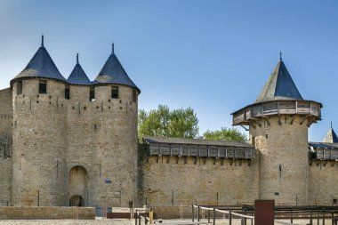  Cite de Carcassonne, Fransa 'nın Carcassonne şehrinde bulunan bir ortaçağ kalesidir. Comtal kale